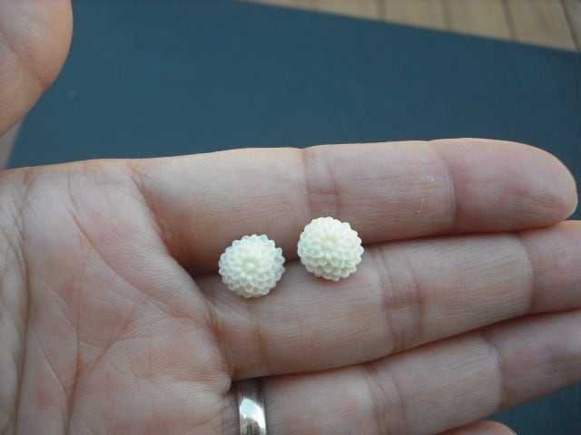 Weiße Mutter Post-Ohrring von KeoniDesign