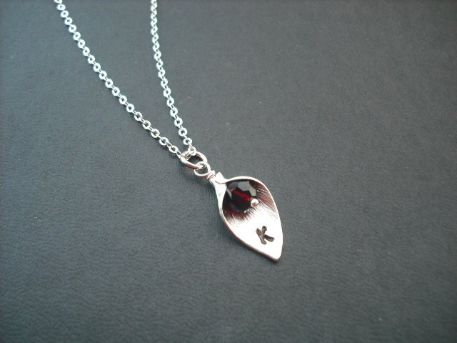 sterling Silber Kette - Brautjungfer Geschenk, Hochzeitsgeschenk, Geburtsstein Halskette Einzelne Personalisierte Initiale Calla Lilly Granat von KeoniDesign