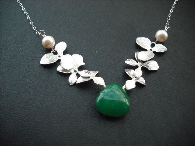 sterling Silber Kette - Doppelte Tripple Orchidee Blüten Mit Smaragdgrünen Mooth Jade Briolette Brautjungfern Geschenk, Hochzeitsgeschenk von KeoniDesign