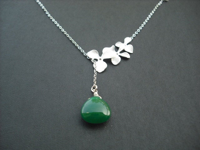 sterling Silber Kette - Tripple Orchidee Blumen Lariat Mit Smaragdgrünen Mooth Jade Briolette von KeoniDesign