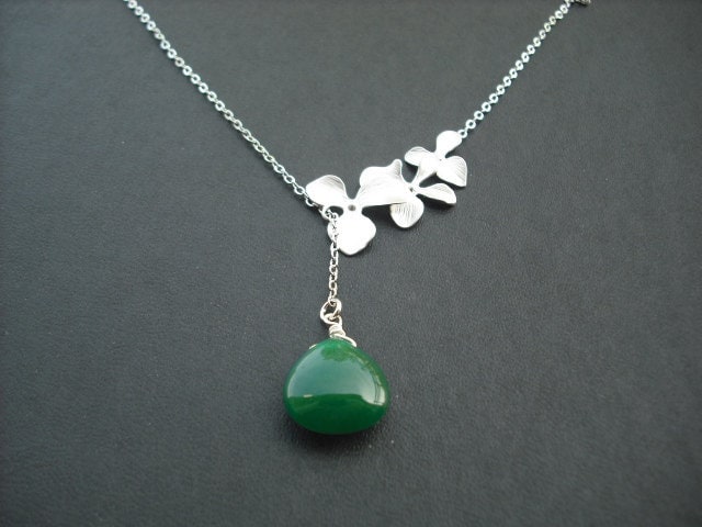 sterling Silber Kette - Tripple Orchidee Blumen Lariat Mit Smaragdgrünen Mooth Jade Briolette von KeoniDesign