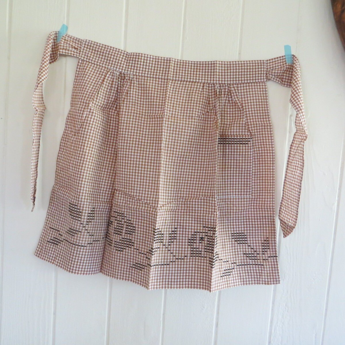 Vintage Schürze, Gingham Check Rose Kreuz Stetches Vintage Schürze, Gingham Check Rose Kreuz Stetches von KepaniOHana