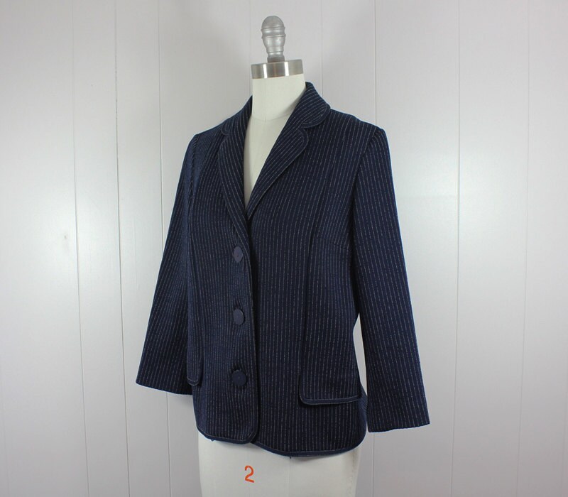 1960Er Jahre Marineblauer Blazer Wollstrick Nadelstreifen Jacke Kastiges Styling M 1960Er Jahre Marineblauer Blazer Wollstrick Nadelstreifen Jacke Kastiges Styling M von KeptVintageShop