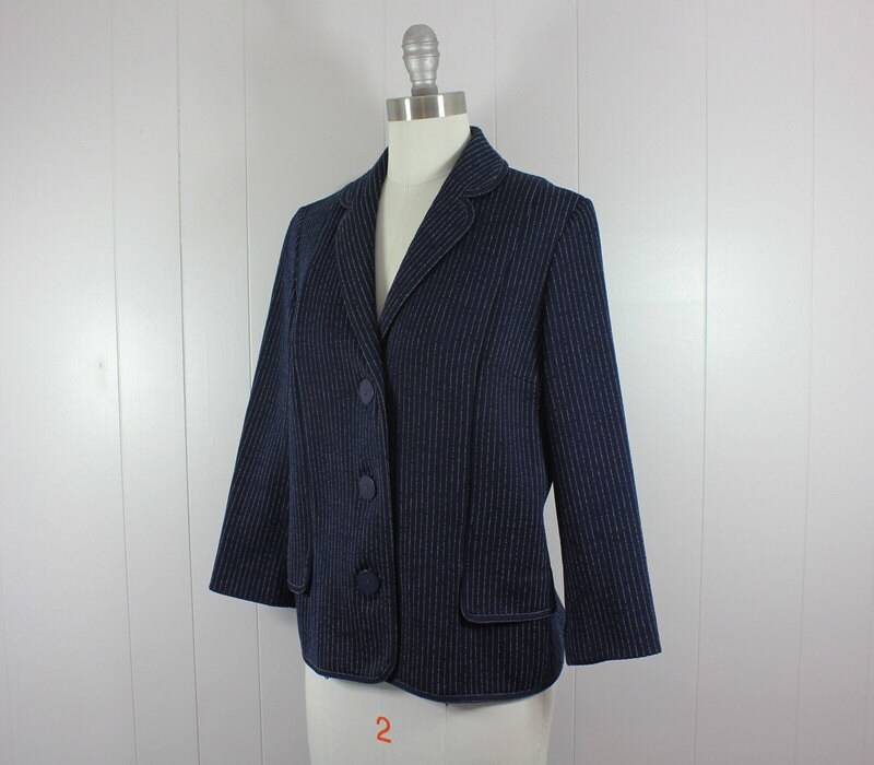 1960Er Jahre Marineblauer Blazer Wollstrick Nadelstreifen Jacke Kastiges Styling M 1960Er Jahre Marineblauer Blazer Wollstrick Nadelstreifen Jacke Kastiges Styling M von KeptVintageShop