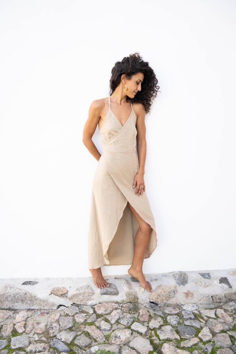 Langes Beiges Wickelkleid - Boho Chic Kleid Ibiza Look Naturbekleidung von Keralua