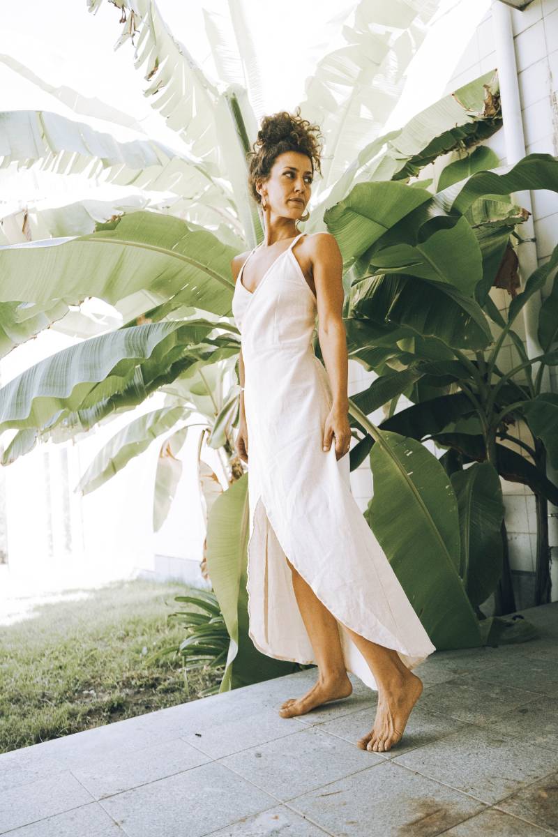 Langes Kleid in Creme - Boho Wickelkleid Trägerkleid Natürliche Baumwollkleidung von Keralua