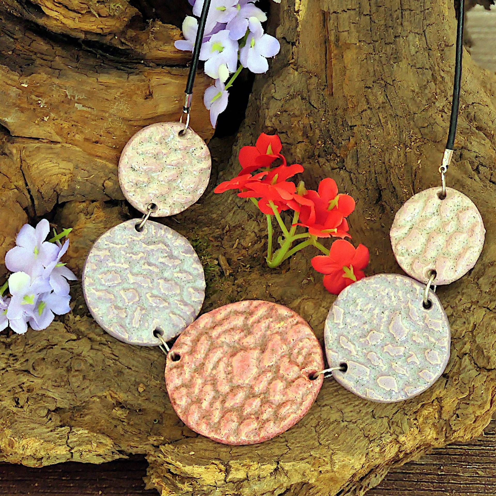 Design-Collier "Bacca", Handgefertigte Halskette Mit Scheiben Aus Keramik, Lederband, Verstellbarer Verschluss Edelstahl, Nickelfrei von Keramikladl