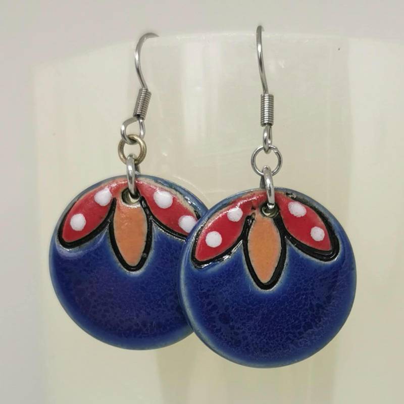 Runde Keramik-Ohrhänger, Getöpferte Hängeohrringe, in Blau &rot-Orangem Muster, Handgemachter Unikatschmuck Aus Ton von Keramikmithandufuss