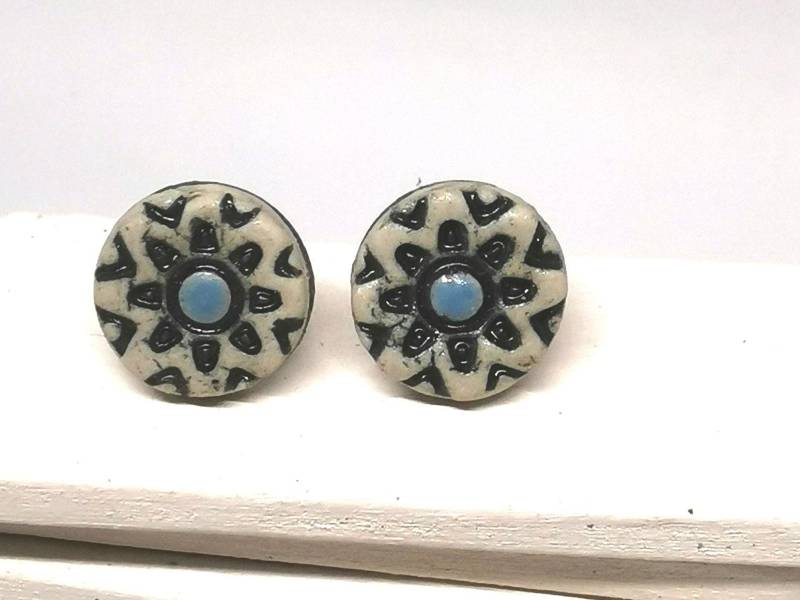Runde Keramik-Ohrstecker, Beige Mit Filigranem Schwarzem Muster & Tükisem Punkt, Handgemachter Ohrschmuck, Unikatschmuck von Keramikmithandufuss