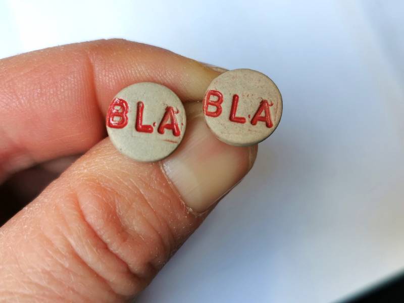 Witzige Statement-Ohrstecker Aus Ton, Handgemachter Ohrschmuck Mit Rotem "Bla Bla" Auf Beigem Keramikplättchen, Hübsche Geschenkidee von Keramikmithandufuss