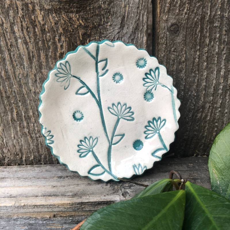 Handgefertigte Keramik Schmuck Schale Grünes Blumen Steinzeug von KerenOrHandmade