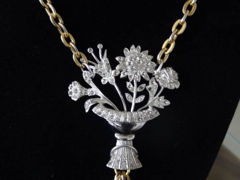 Vintage Blumenstrauß Gemischt Metall Anhänger Quaste Statement Halskette Vintage Blumenstrauß Gemischt Metall Anhänger Quaste Statement Halskette von KeriBloomJewelry