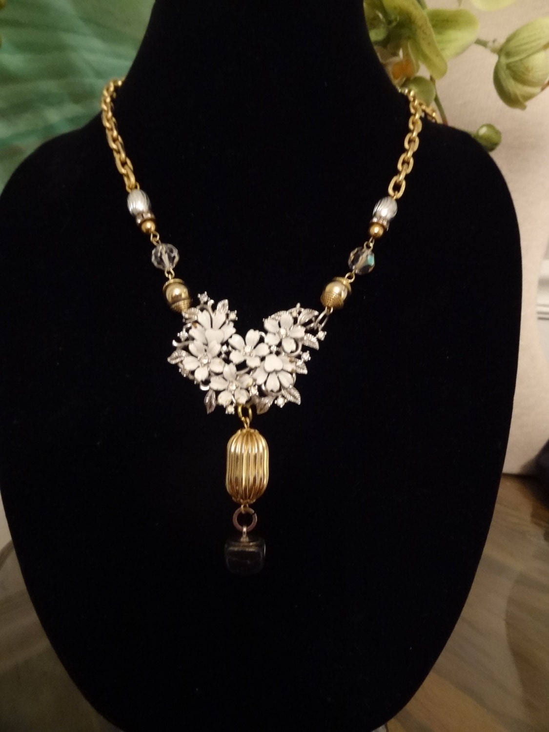 Vintage Weiß, Gold Und Silber Ton Blumenstufe Mit Ton, Glas Perle Quaste Vintage Weiß, Gold Und Silber Ton Blumenstufe Mit Ton, Glas Perle Quaste von KeriBloomJewelry