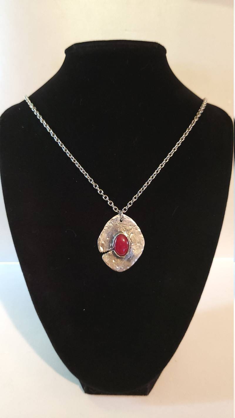 Karneol Stein Gefasst in Recyceltem Sterling Silber Mit Einer Edelstahl-Seilkette von KerrKreationsJewelry