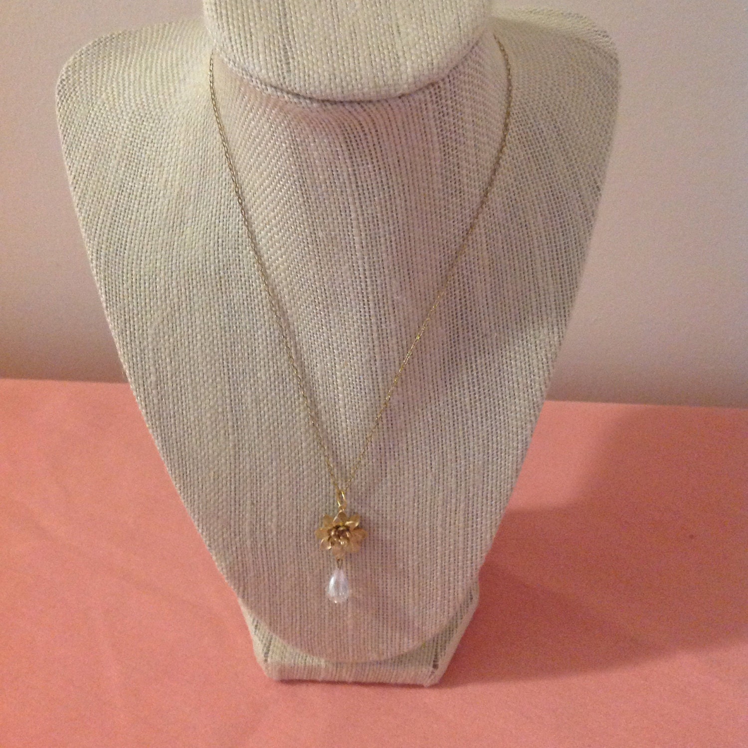 Zarte Tear Drop Halskette Zarte Tear Drop Halskette von KerrilynDesignsRI