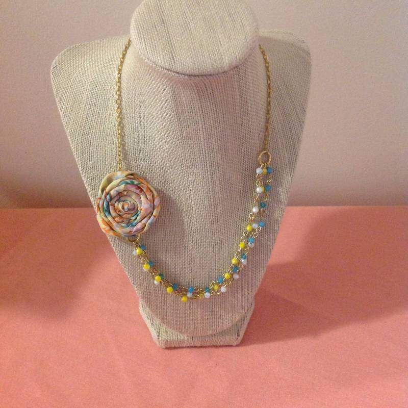 Zierliche Frühling Rosette Halskette von KerrilynDesignsRI