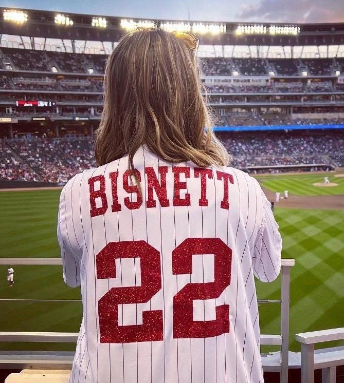 Baseball Jersey Personalisiert Für Braut - Nachname Und Hochzeitsjahr/-Nummer Auf Der Rückseite, Mrs. Am Ärmel von KerryKustoms