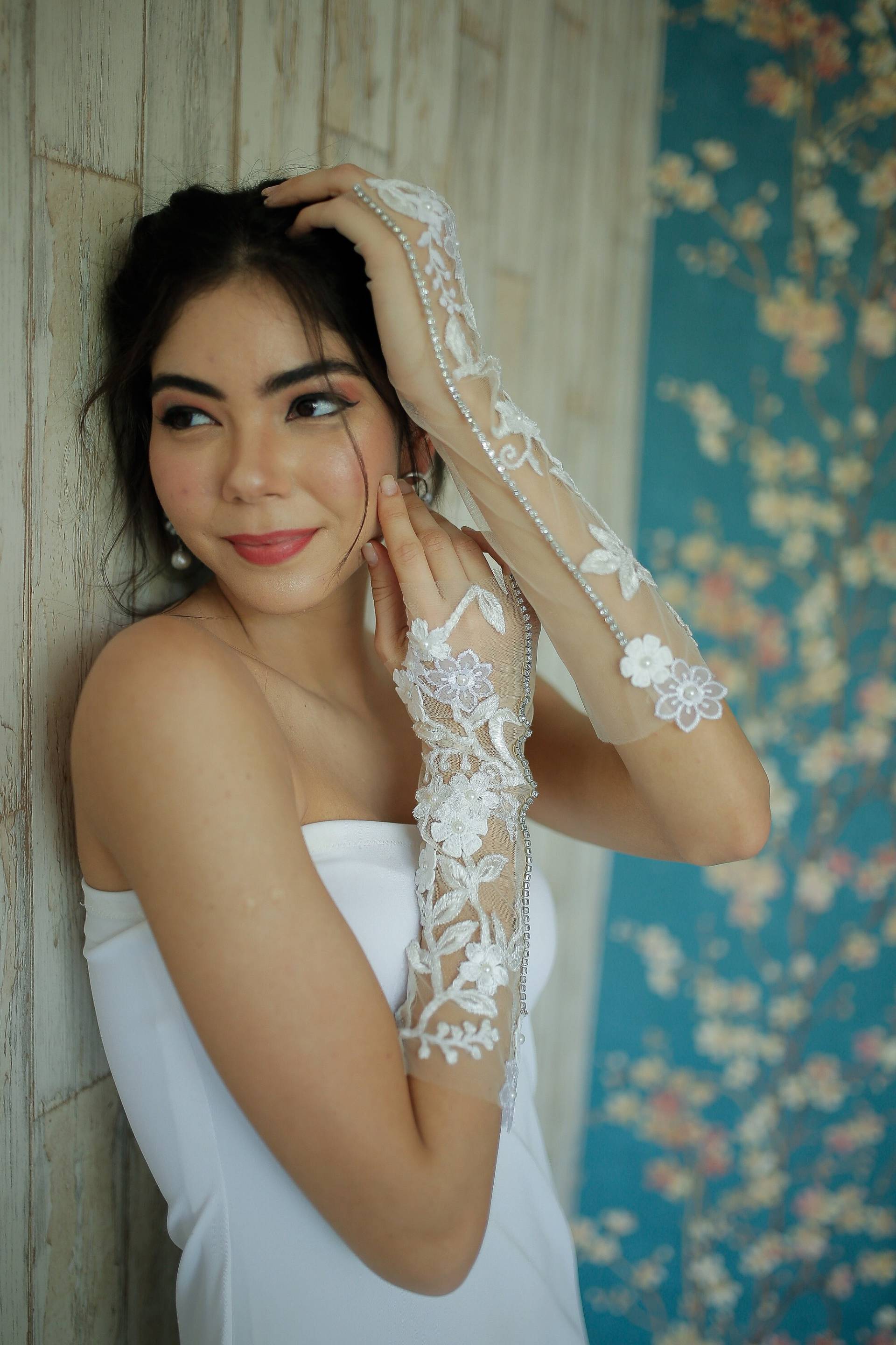 Schnee Frühling Handschuhe | Gestickte Elfenbein Schiere Tüll Vintage Verzierte Designer Braut Mesh-Handschuhe Swarovskii Blumen Hochzeit Schnee Frühling Handschuhe | Gestickte Elfenbein Schiere Tüll Vintage Verzierte Designer Braut Mesh-Handschuhe Swarovskii Blumen Hochzeit von KerryParkerStore