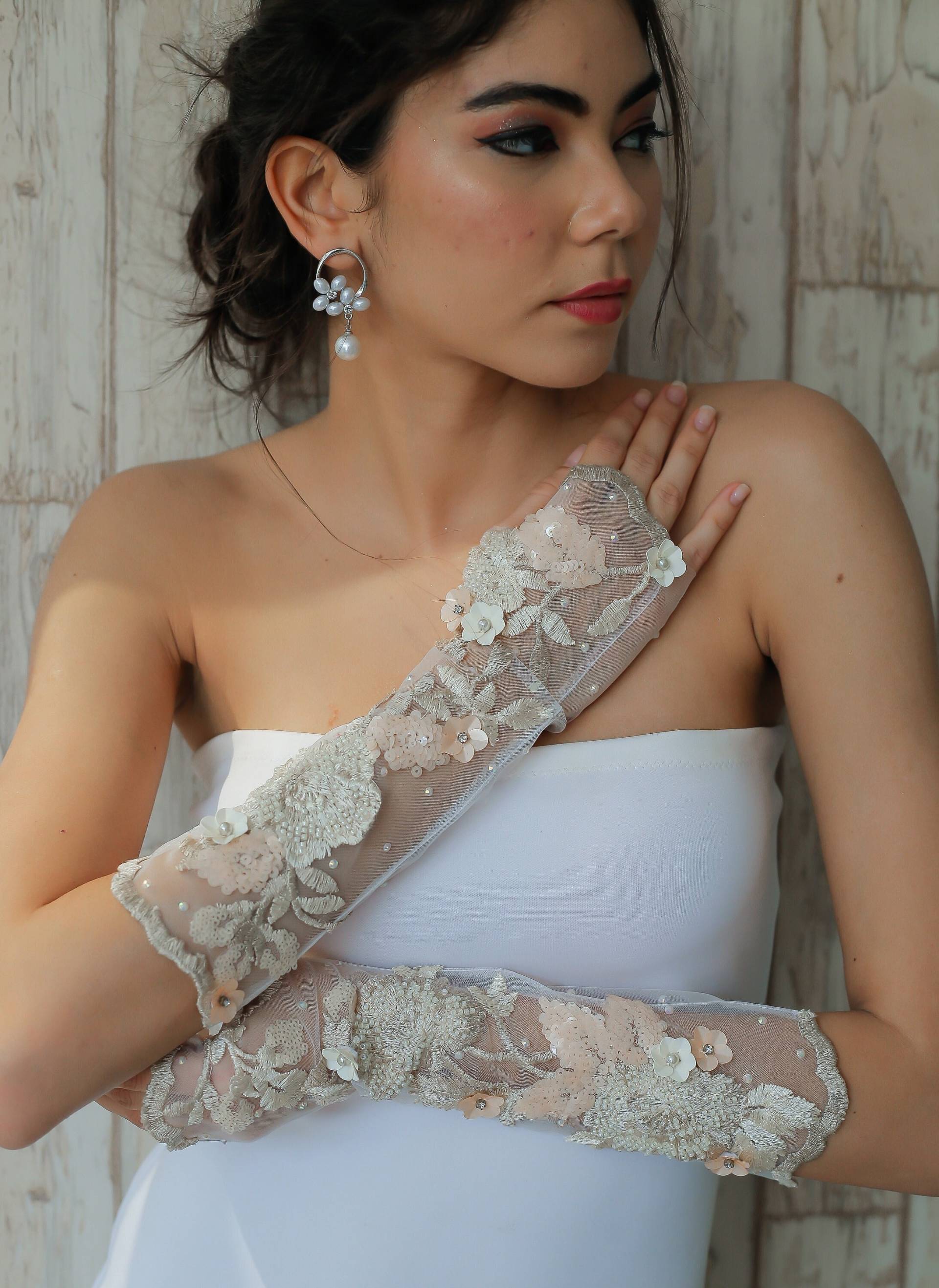 Sierra White & Peach Bestickte Elfenbein Schiere Tüllhandschuhe | Vintage Verzierte Designer Braut Mesh-Handschuhe Swarovskii Hochzeits-Armstulpen Sierra White & Peach Bestickte Elfenbein Schiere Tüllhandschuhe | Vintage Verzierte Designer Braut Mesh-Handschuhe Swarovskii Hochzeits-Armstulpen von KerryParkerStore