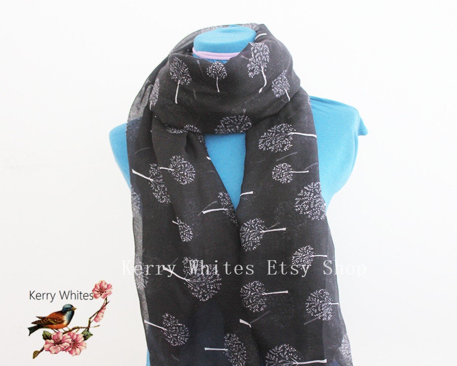 Schwarzer Baum Schal von KerryWhites