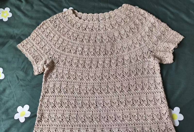 Hand Knit Openwork T-Shirt, Tulip Floral Cutout T-Shirt von KersSchoo