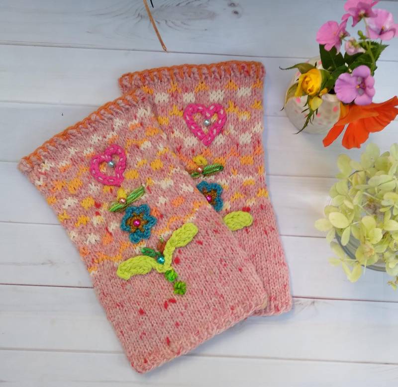 Handgestrickte Handstulpen Bestickt Und Verziert Mit Perlen Handgestrickte Handstulpen Bestickt Und Verziert Mit Perlen von Kerstinspinnt