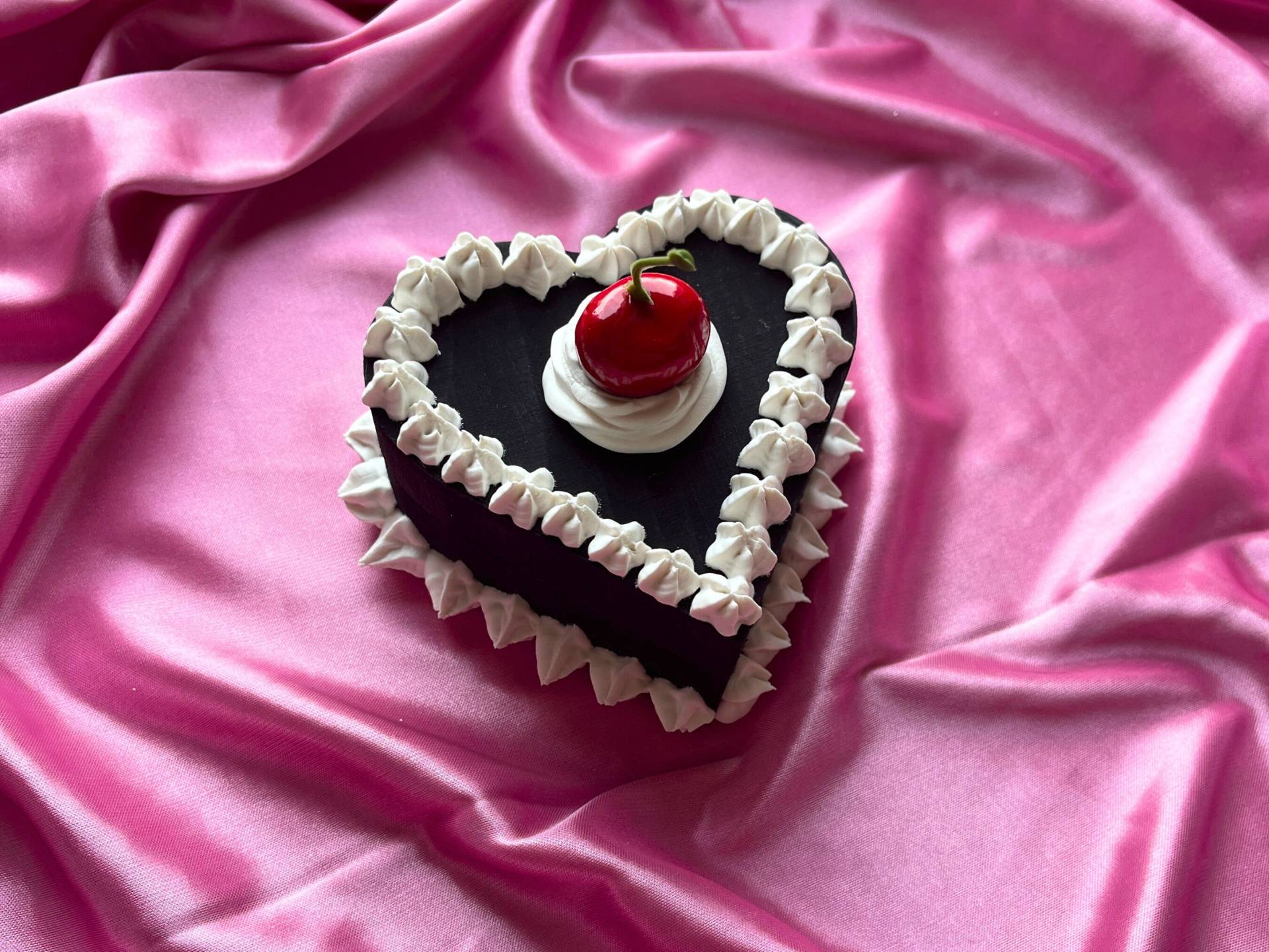 Gefälschte Kuchenbox - Kirschtorte Schmuckbox Herz-Kirschschmuckschatulle Gefälschte Kuchenbox - Kirschtorte Schmuckbox Herz-Kirschschmuckschatulle von Kerzly