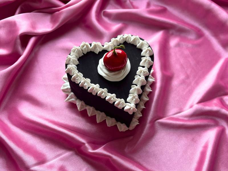 Gefälschte Kuchenbox - Kirschtorte Schmuckbox Herz-Kirschschmuckschatulle Gefälschte Kuchenbox - Kirschtorte Schmuckbox Herz-Kirschschmuckschatulle von Kerzly