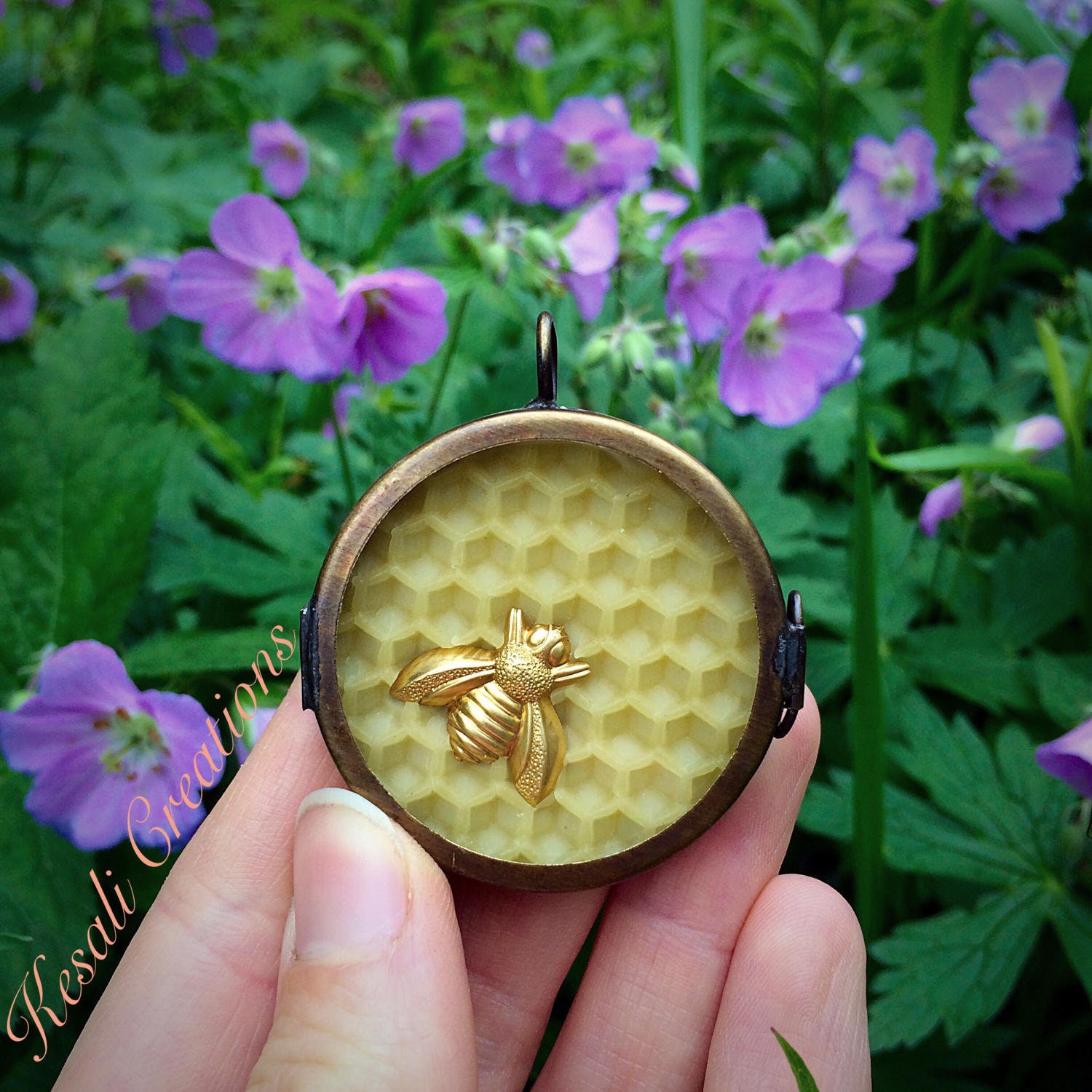 Handgemachte Shadowbox Biene Anhänger Handgemachte Shadowbox Biene Anhänger von KesalisCreations