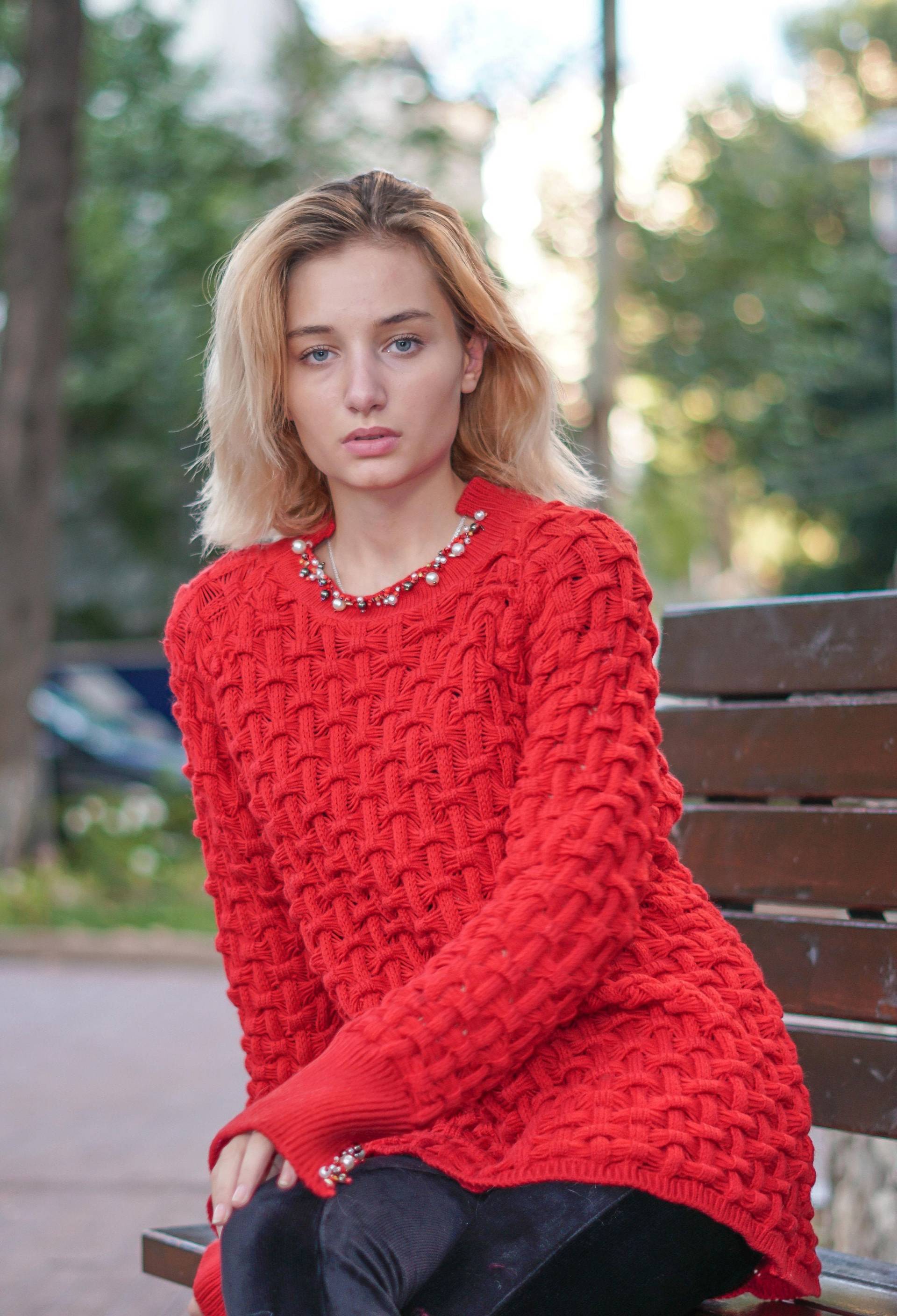 Hand Stricken Pullover, Rote Strass Applikation, Lose Stricken, Meistverkaufte Artikel Handgefertigt von KesaneArt