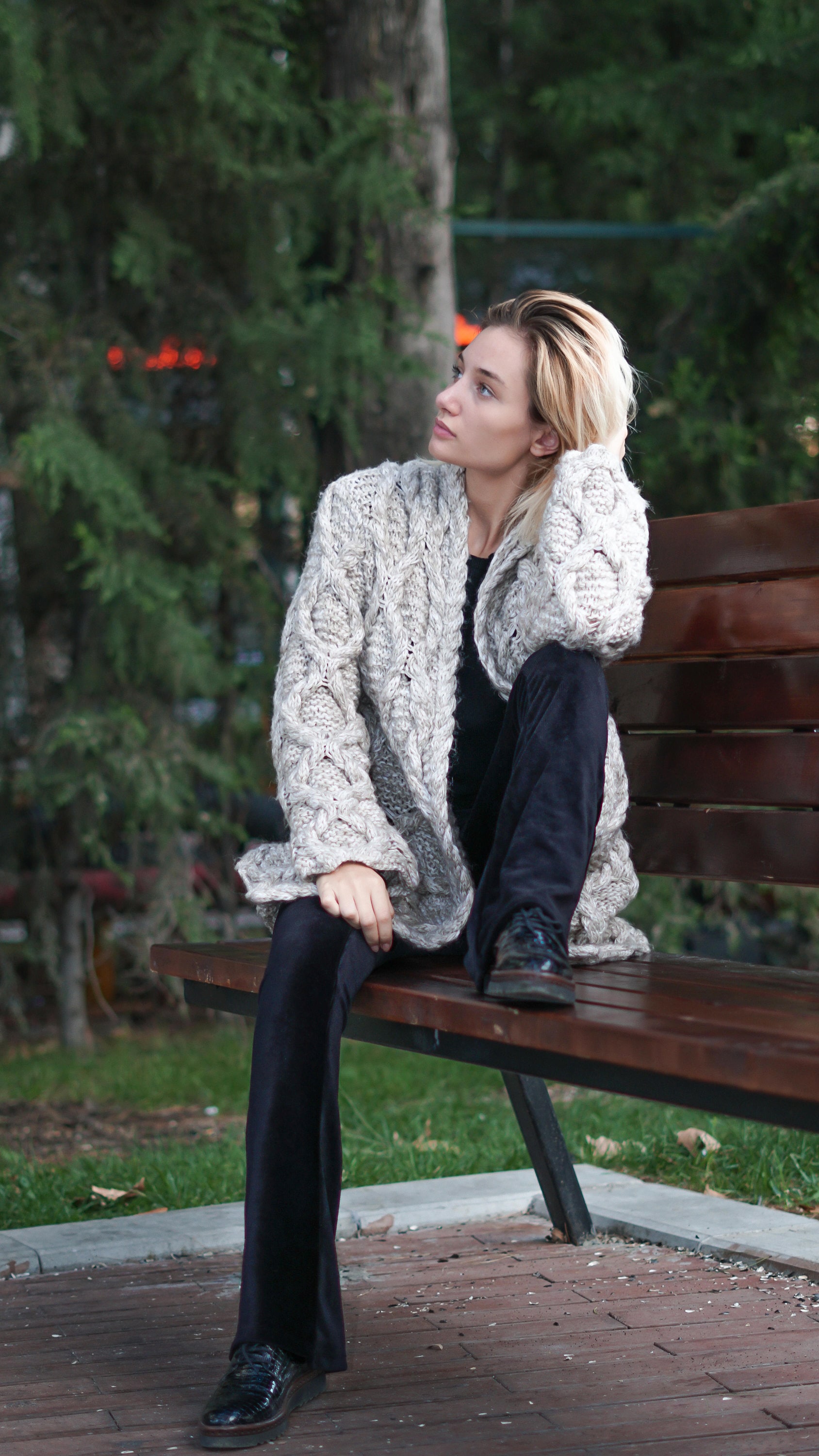 Handgestrickte Aran Strickjacke, Cable Strick Oversized Cardigan, Boho Chunky Knit von KesaneArt