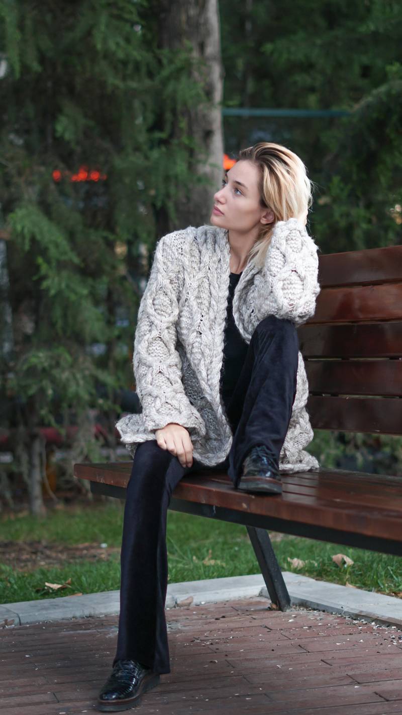 Handgestrickter Aran Wolle Cardigan, Oversized Pullover Mit Zopfmuster von KesaneArt