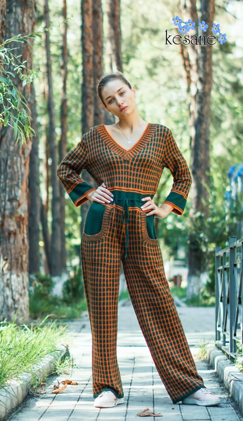 Handgestrickter Pullover , Hose Spezial Gestricktes Produkt .rückenloser Jumpsuit von KesaneArt