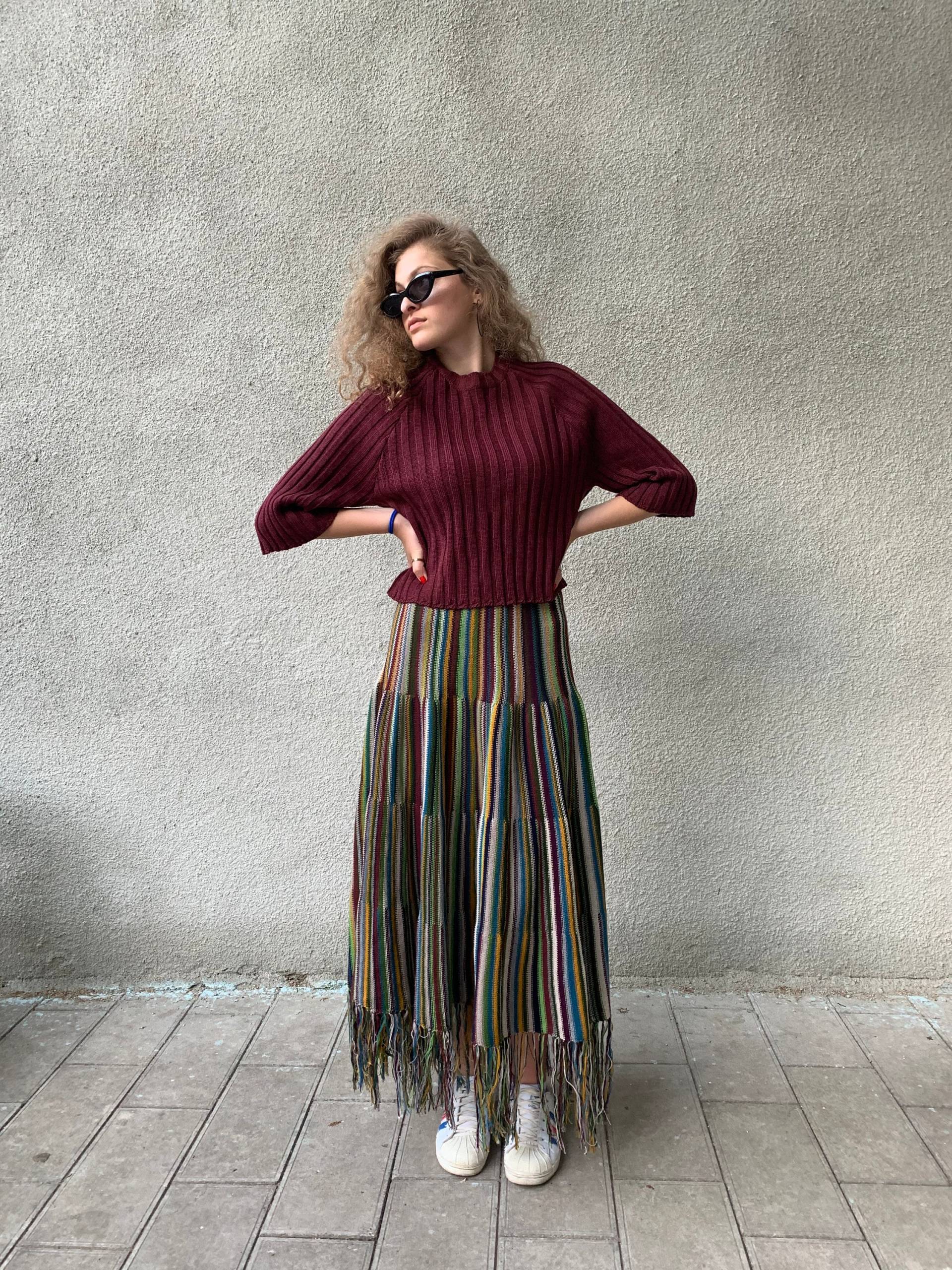 Langer Gestrickter Stufenrock Mit Fransen Und Kurzer Pullover. Tellerrock Sterne , Boho Maxi Rock , Faltenrock, Gestreifter Rock. Prärie von KesaneArt