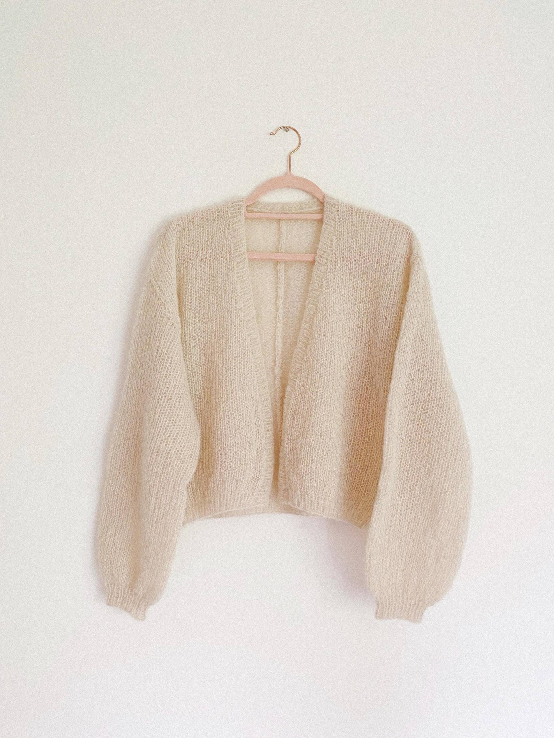 Alpaka-Seide Strickjacke - Leichter, Flauschiger Pullover Für Frauen | Weiche Mohairoptik 38 Farben Handgefertigt in Xs S M L Xl Oversize Plus Alpaka-Seide Strickjacke - Leichter, Flauschiger Pullover Für Frauen | Weiche Mohairoptik 38 Farben Handgefertigt in Xs S M L Xl Oversize Plus von KeshaKnits
