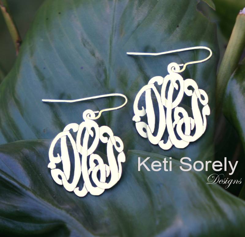 10K Oder 14K Solid Gold Monogramm Ohrringe Mit Beliebigen Initialen in Gelb, Rose Weißgold, Geschenk Für Tochter, Mutter, Schwester, Beste Freundin von KetiSorelyDesigns
