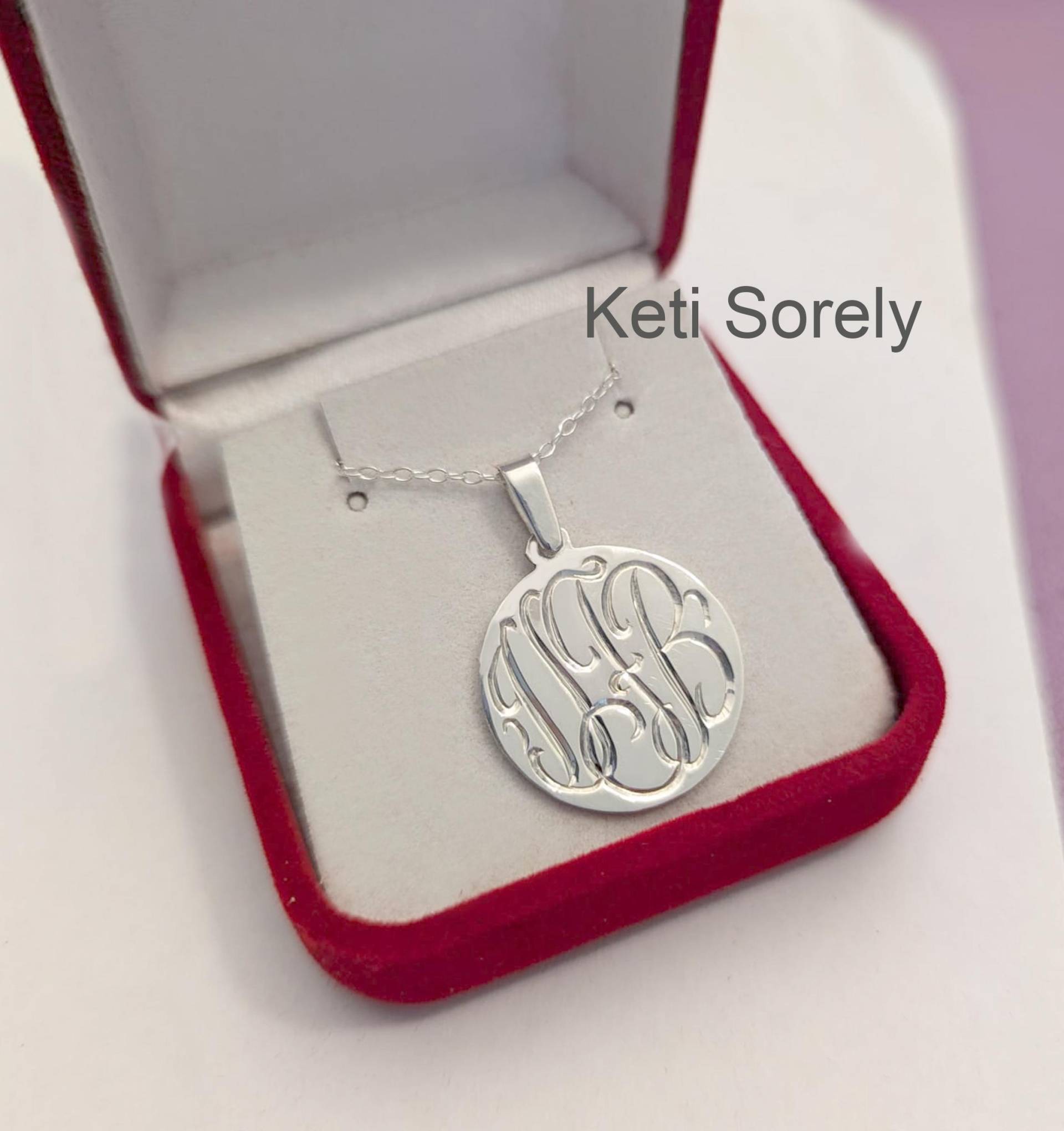 10K Solid Gold - Gelb, Rose Oder Weiß Handgravierte Monogramm Initialen Disc | Gravieren Sie Ihre Initialen von KetiSorelyDesigns