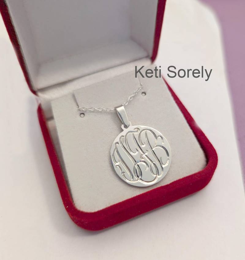 10K Solid Gold - Gelb, Rose Oder Weiß Handgravierte Monogramm Initialen Disc | Gravieren Sie Ihre Initialen von KetiSorelyDesigns