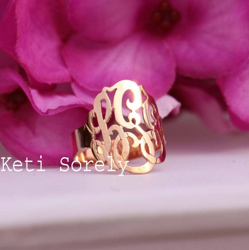 Designer Personalisierter Initialen Ring | Beliebiger Name - 10K/14K Roségold, 14K Goldfilled Oder Sterling Silber Und Roségold-Overlay von KetiSorelyDesigns