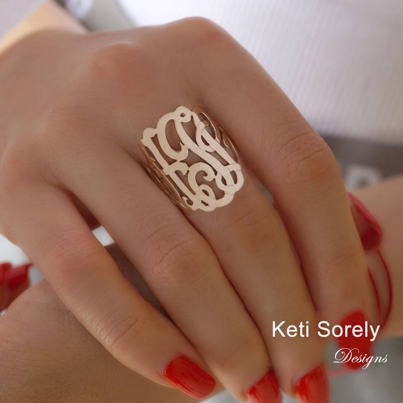 Großer Monogrammring 1 ", Personalisierter Anfangsring in Sterlingsilber Oder 10K, 14K 18K Gold, Handgefertigter Statementring von KetiSorelyDesigns