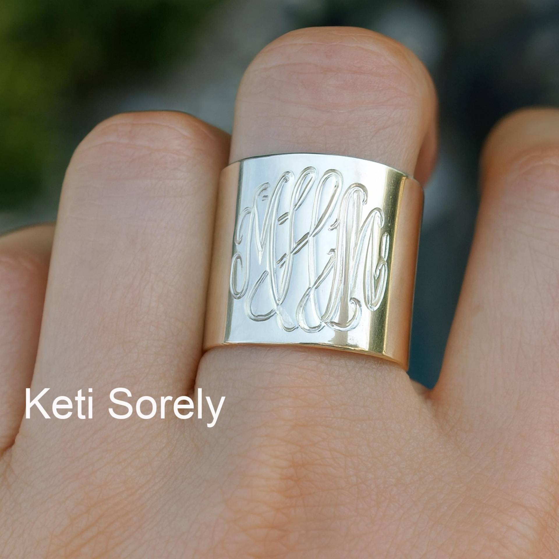 Großer Ring Mit Monogramm Und Ihren Initialen in Sterling Silber, Gelb Oder Roségold von KetiSorelyDesigns