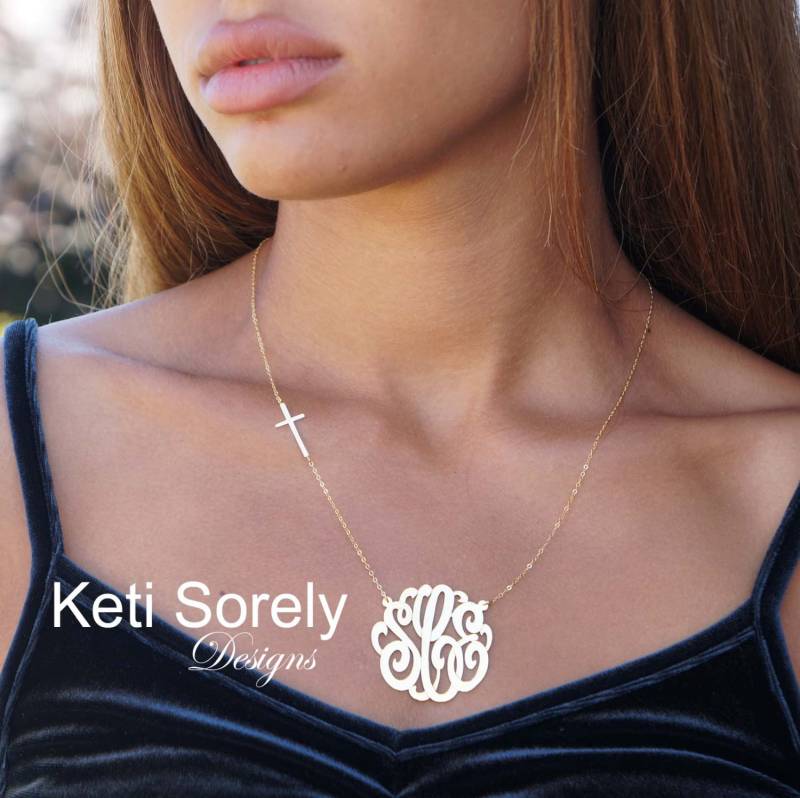 Hand Crafters Monogramm Halskette Mit Seitlichem Kreuz, Personalisierte Script Initials in Sterling Silber, Gelb Oder Roségold von KetiSorelyDesigns