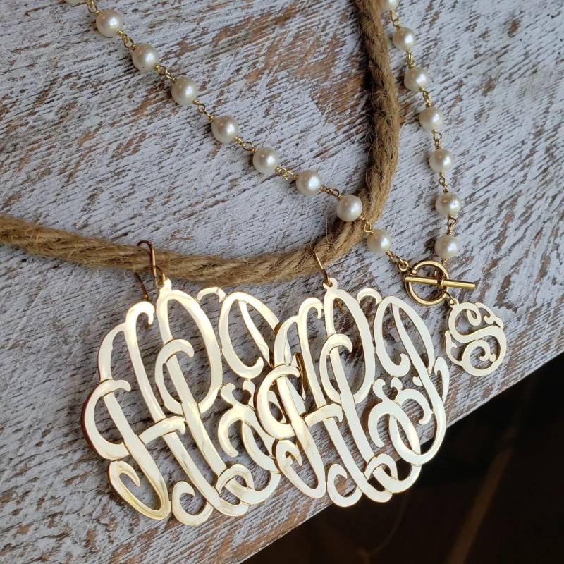 Handgefertigte Monogramm Ohrringe Mit Ohrdraht, Klein Bis Groß in Sterling Silber, Gelb Oder Roségold, Maßgeschneiderte Designer Tropfenohrringe von KetiSorelyDesigns
