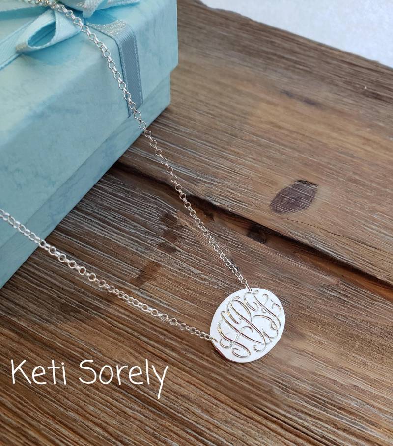 Handgravierte Ovale Monogramm Disc Halskette, Kleine Bis Große Größen in Silber, Gelb Oder Rosegold Einzigartige Designer Halskette von KetiSorelyDesigns