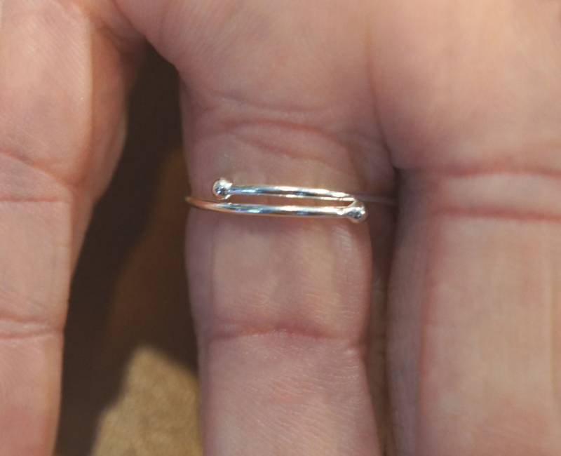 Mini Initial Ring - Verstellbare in Sterling Silber, Gelbgold Oder Rose Gold, Erstellen Familie Set von KetiSorelyDesigns