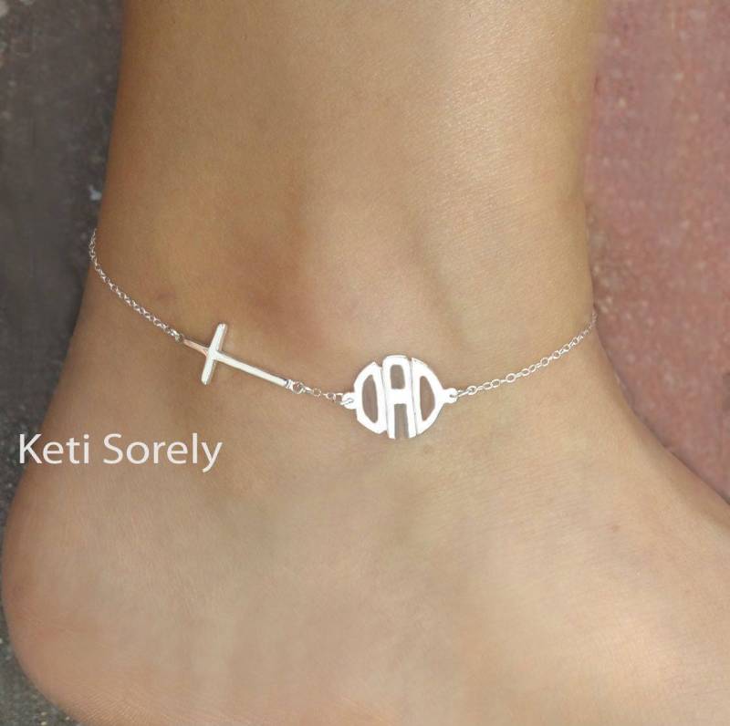 Modernes Buchstaben-Monogramm-Fußkettchen Mit Seitlichem Kreuz | Beliebige Initialen Bestellen in Sterling Silber, Gelbgold, Roségold Oder Weißgold von KetiSorelyDesigns