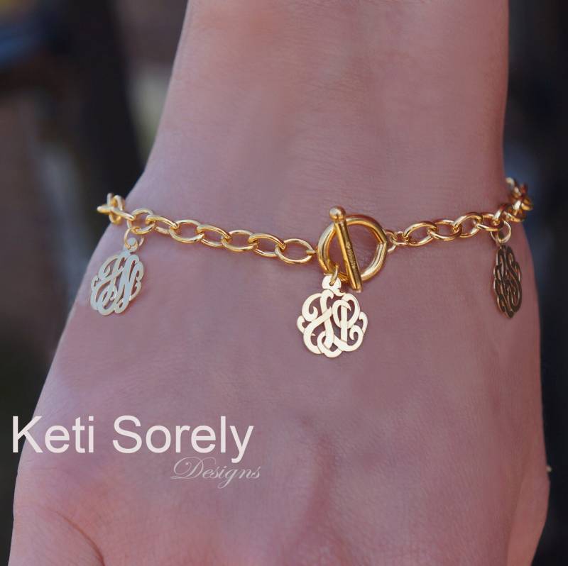 Monogramm Bettelarmband Mit Personalisierten Initialen in Sterling Silber, Gelb Oder Roségold-Overlay - Kinder Charm Knebelarmband von KetiSorelyDesigns