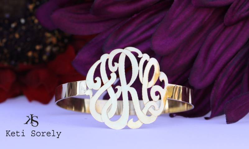 Monogrammierte Initialen Armreifen in Sterling Silber, Gelb Gold Oder Roségold, 14K Filled - Personalisierter Armreif Mit Ihren Initialien von KetiSorelyDesigns