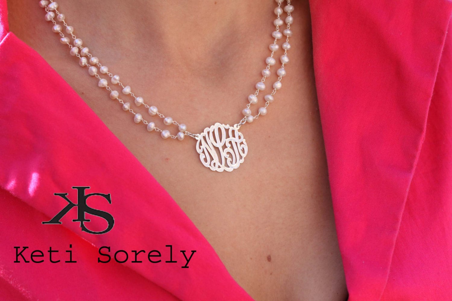 Natürliche Perlenkette Mit Personalisierten Initialen, Double String Perlen-Monogramm-Anhänger in Sterling Silber, Gelb Oder Roségold Für Frau von KetiSorelyDesigns