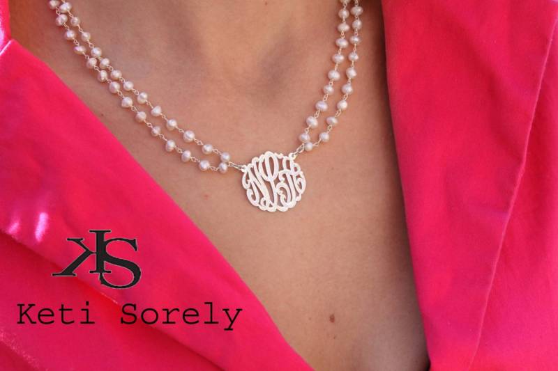 Natürliche Perlenkette Mit Personalisierten Initialen, Double String Perlen-Monogramm-Anhänger in Sterling Silber, Gelb Oder Roségold Für Frau von KetiSorelyDesigns